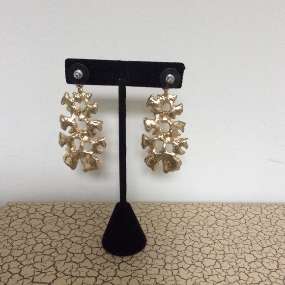 Gold Tone Fan Style Dangle Earrings. - Picture 4 of 5